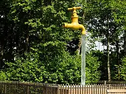 Schwebender Wasserhahn