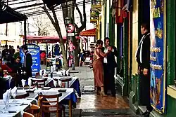 Straßenszene mit Tangopaar