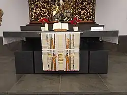 Altartisch mit weißem Parament