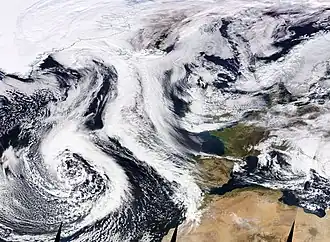 Östlicher Nordatlantik und Europa: Hartmut über Skandinavien, Ulrike bei den Azoren, deren Luftmassengrenze von der Iberischen Halbinsel bis vor Irland; Mittelmeertief (ohne Namen) über Italien (26. Februar 2018, NASA/MODIS-Terra)