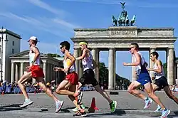 Die Marathonläufer vor dem Brandenburger&nbsp;Tor