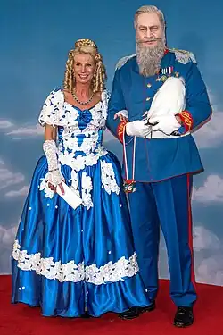 Links Markus Söder als Prinzregent Luitpold von Bayern bei der Fastnacht in Franken 2018 und rechts bei der Fastnacht in Franken 2019, neben seiner Frau