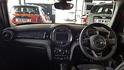 Instrumententafel mit Union Jack auf Beifahrerseite