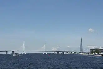 Die Wantonyy-Brücke neben der Gazprom-Arena (Im Hintergrund das Lachta-Zentrum)