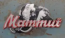 Eicher Mammut Logo, seitlich an der Motorhaube angebracht