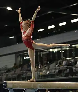 Am Schwebebalken im Mehrkampf,