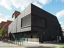 Fassade des Ergänzungsbaus der Mittelpunktbibliothek Treptow, im Hintergrund die denkmalgeschützte Alte Feuerwache nach dem Umbau