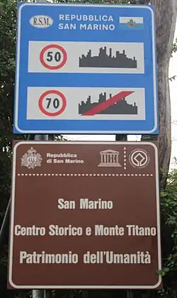 Hinweistafeln bei Einfahrt nach San Marino. Oben: Geschwindigkeitsbegrenzungen in San Marino innerorts (50Km/h) und außerorts (70Km/h). Unten: Hinweis auf die Altstadt und den Monte Titano als Weltkulturerbe.