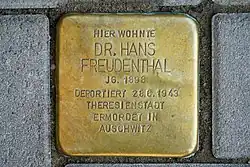 „Hier wohnte Dr. Hans Freudenthal“; Stolperstein vor dem Eingang Hasenberg 1 für den nach Theresienstadt Deportierten und 1943 im Konzentrationslager Auschwitz Ermordeten