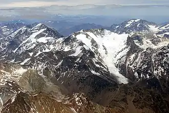 Der Nevado Juncal mit dem großen Juncal-Nord-Gletscher im Zentrum (Nordseite, in Chile), eingerahmt vom Nevado del Plomo (links, Nordostseite, in Argentinien) und dem El Plomo (rechts, in Chile).