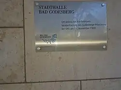 Das Foto enthält das Logo von "Weg der Demokratie" und den Hinweis auf die Verabschiedung des Godesberger Programms der SPD am 15. Nov. 1959