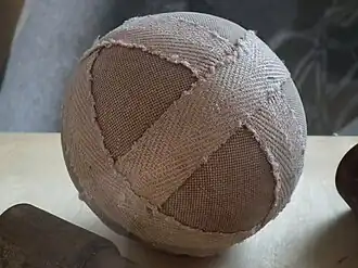 Beim Radball ist der Ball mit gepressten Elch- oder Rosshaar gefüllt und springt daher fast nicht