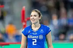 Dieses Farbfoto zeigt die amerikanische Profi-Volleyballspielerin Sarah Grace Wilhite im Jahr 2019, als sie für den deutschen Verein MTV Stuttgart spielte.