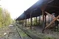 Der Bahnsteig mit der hölzernen Überdachung; links davon die Gleise der Bahnstrecke Limbach-Wittgensdorf (Zustand Oktober 2019)