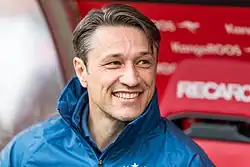 Niko Kovač lächelnd sitzend auf der Gästebank im Fritz-Walter-Stadion, Kaiserslautern beim Spiel des 1. FC Kaiserslautern gegen FC Bayern München am 27. Mai 2019 als Trainer des FC Bayern München