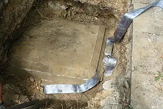 Obere Brustgesims vor der Bergung im Juli 2019 (liegt hier auf dem Kopf)