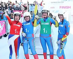 Marius Goncear, Adriana Adam und Aliona Busuioc zusammen mit Yuki Ishikawa