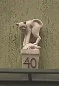 Krausenstraße 40 mit buckelnder Katze auf einer Ratte