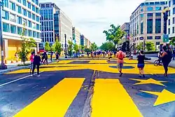 BLACK LIVES MATTER, Schriftzug auf der 16. Straße in Washington, D.C. (Juni 2020)