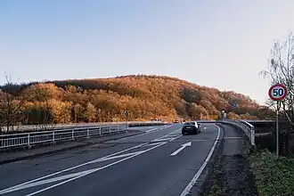 Blick von der Landstraße L132 auf den Spiemont