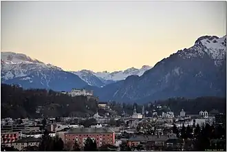Berge bei Salzburg. Über der Festung Hohensalzburg ist im Hintergrund der Gipfel des Toten Hund zu sehen.