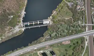 Das Laufwasserkraftwerk Hengstey (helles Gebäude, daneben das Walzen-Stauwehr) nutzt das Gefälle der zum Hengsteysee aufgestauten Ruhr