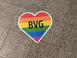 Alexanderplatz, Berlin: BVG-Logo im Regenbogendesign als Aufkleber während der CSD-Saison 2021