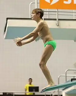 tiefer Einsprung ins Brett für den Absprung vorwärts