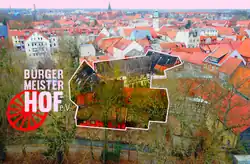 Luftansicht auf den Bürgermeisterhof von Süden, links das Vereinslogo des gemeinnützigen Vereins zur Erhaltung des Gebäudes