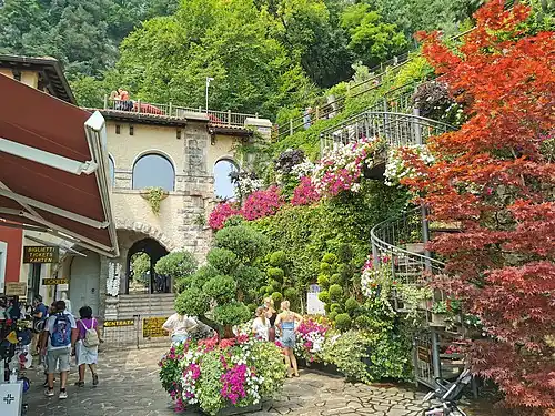 Eingang zum Parco Grotta Cascata Varone und dem Giardino Botanico mit dem von Giancarlo Maroni entworfenen Gebäudekomplex