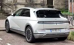 Heckansicht ab optionalem Uniq-Paket: u.&nbsp;a. graue Radläufe und durchgängige Pixelleiste sowie das ab Uniq-Ausstattung optionale Solardach.