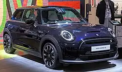 Mini Electric ohne vollständig schwarze Kühlergrilleinfassung (2021–2023, hier auf der IAA 2021)