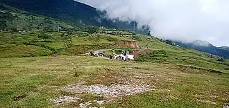 Die Sendeanlage auf dem Holgipe mit dem Dorf Oeleo im Hintergrund