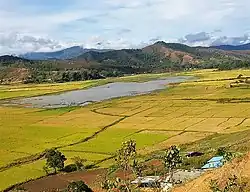 Blick auf den Lago Seloi von Norden aus. Am vorderen und rechten Ufer befindet sich Colihoho.