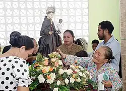 Schmücken der Statue zum Fest
