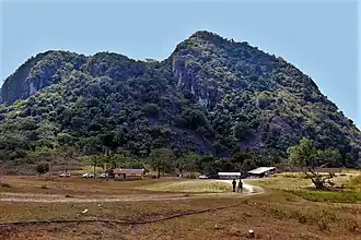 Blick aus Poerema auf den Berg Lesululi, der sich im Suco Meligo befindet.