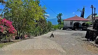 Ein Gebäude aus der Kolonialzeit, rechts erkennt man einen traditionellen Altar