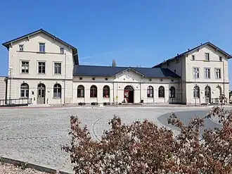 Empfangsgebäude, Straßenseite (2022)