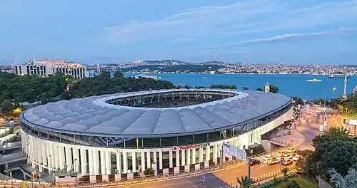 Das Tüpraş Stadyumu im Juni 2022 zur Blauen Stunde