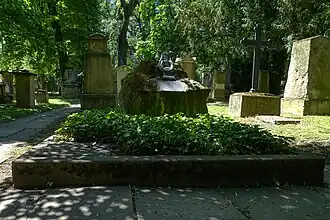 Grab von Wilhelm Hauff, seiner Ehefrau Luise und ihrer Tochter Wilhelmine auf dem Hoppenlaufriedhof in Stuttgart.