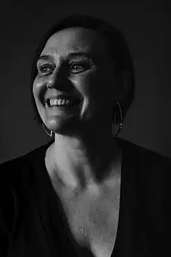 Ein Schwarzweiß-Porträt der Fotografin Debora Ruppert