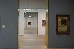 Vorne rechts: Le Grand Duc, deutsch: Der Uhu von Édouard Manet, 1881,[84] angeschnitten: Le Jardinier Vallier von Paul Cézanne, 1906, hinten: Nu couché von Amedeo Modigliani, 1916