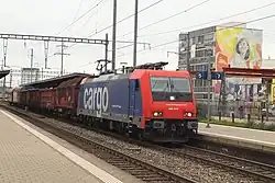 Das Bild zeigt einen Zug wie er gerade am Bahnhof ankommt.