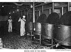 Beim Truppentransporter Leviathan in der Kombüse