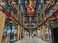 Das Einkaufszentrum mit den alten Kohlesilos unter der Decke