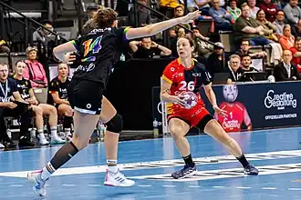 rechts, im roten Trikot (2023)