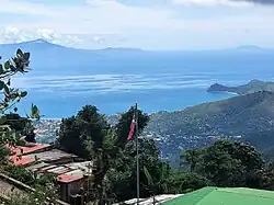 Blick hinab auf Dili und die Bucht von Dili. Im Hintergrund, Atauro und rechts oben die indonesische Insel Wetar