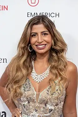 Porträt von Eva Benetatou vor Werbewand