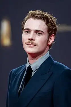 Philip Froissant vor dunkler Sponsorenwand