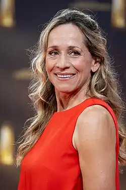 Tamina Kallert in rotem Kleid vor Sponsorenwand